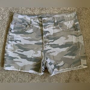 Time &  Tru Ladies Size 10 Beige & Green Camouflage Jean Shorts With Raw Hem